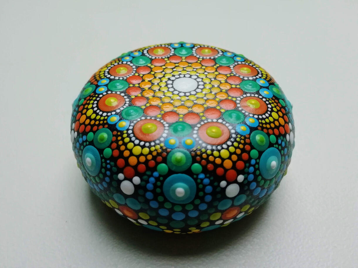 Festett mandala kövek Festett mandala kövek